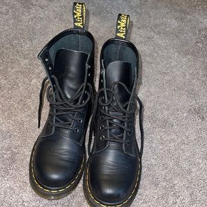 Dr. Martens Womens 1460 Air Wair boots